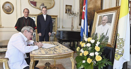 Raúl Castro reaparece en público para firmar el libro de condolencias por la muerte del Papa Francisco