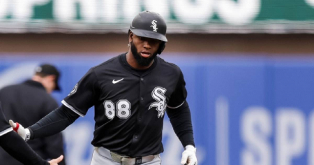 Luis Robert Jr. impone récord de bases robadas para cubanos en Grandes Ligas