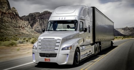 ¡Obligatorio! Trump ordena que todos los camioneros hablen inglés o perderán su licencia