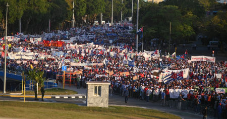 Desfilaron entre hambre y apagones: Así fue el Primero de Mayo en Cuba 