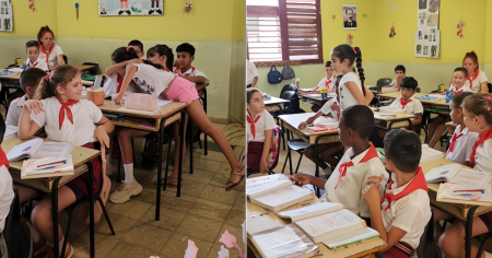 Emotivo: Niña cubana se despide de sus compañeros del colegio en Cuba antes de irse del país