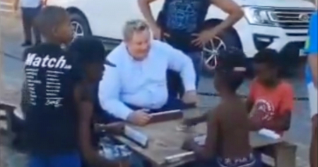 Jefe de la Misión de EE.UU. en Cuba juega dominó con jóvenes en calles de Camagüey