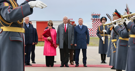 Díaz-Canel llega a Rusia acompañado de Lis Cuesta para conmemorar efemérides históricas