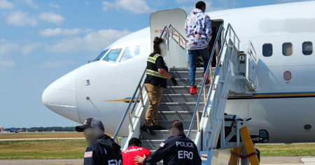 ICE insta a inmigrantes indocumentados a autodeportarse y promete beneficios