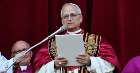 León XIV incluye mensaje en español en su primera aparición como Papa