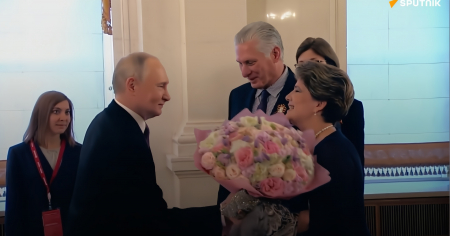 Díaz-Canel y Lis Cuesta disfrutan de un banquete de lujo en el Kremlin