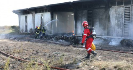 Incendio en almacén afecta viviendas colindantes en Artemisa 