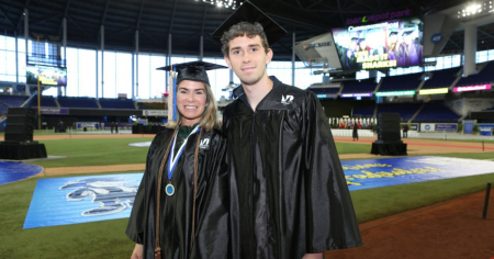 Madre cubana y su hijo se gradúan juntos de la universidad en Miami