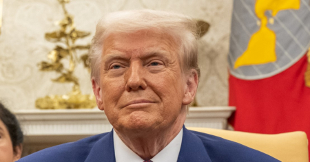 Trump dice que EE.UU. ha sido invadido por 21 millones de ilegales y lanza advertencia si no puede deportarlos