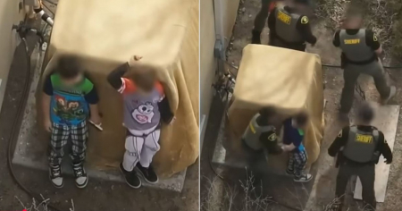 Dos niños armados con pistola enfrentan a la policía en EE.UU.