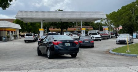 Florida registra el precio de gasolina más bajo desde 2023