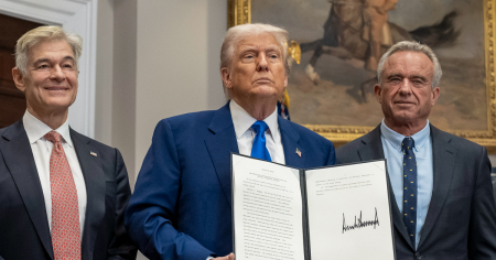 Golpe a las farmacéuticas: Trump firma decreto que promete bajar los precios de los medicamentos