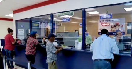 Gobierno de Trump propone impuesto a las remesas que envían todos los inmigrantes a sus familias: Esto es lo que se sabe