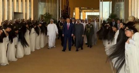Baile tradicional de mujeres ondeando su cabello: Así fue el curioso recibimiento a Trump en Emiratos Árabes Unidos