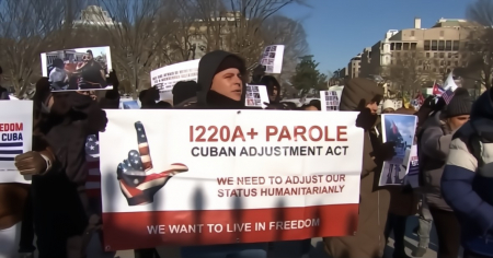 ¿Pueden los cubanos con I-220A solicitar la residencia en EE.UU.? Abogado deja respuesta contundente