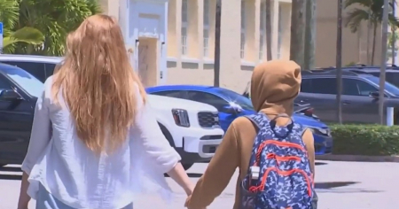 Madre cubana denuncia voyerismo contra su hijo autista en el baño de su escuela en Miami-Dade