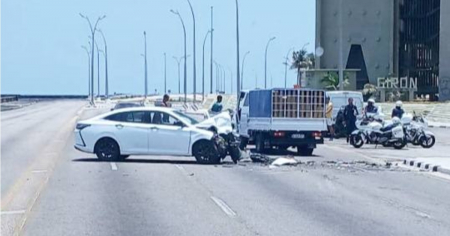 Camión y auto de turismo impactan frente al Hotel Grand Aston en La Habana