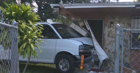 Furgoneta se estrella contra vivienda en el noreste de Miami-Dade