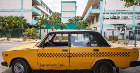 Pacientes de hemodiálisis a merced de taxis en medio del derrumbe del transporte público