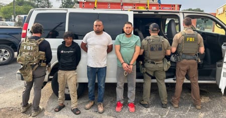 Arrestan a migrante cubano con historial criminal en operativo masivo en Texas