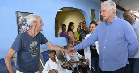 Con ancianos famélicos, Díaz-Canel chequea alimentación en un asilo cubano
