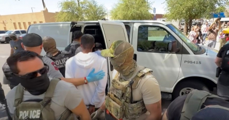 Captan tenso arresto de migrantes tras salir de una corte en Arizona