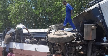 Triple choque en Matanzas involucra una rastra, un ómnibus y un auto de turismo