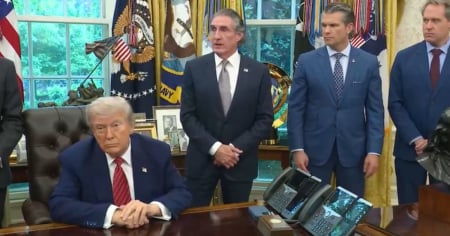 Trump firma orden ejecutiva para acelerar la expansión de la energía nuclear en EE.UU.