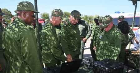 Díaz-Canel se viste de militar un día después de las masivas protestas en Bayamo y Cienfuegos