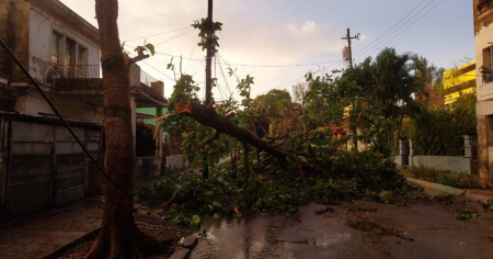 Violenta tormenta deja destrozos en zona residencial de La Habana