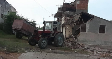 Un tractor destruye vivienda en Manzanillo: investigan causas del accidente