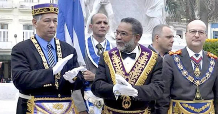 El régimen cubano impone un líder a la masonería y amenaza con congelar cuentas bancarias