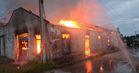 Incendio de gran magnitud consume almacén de colchones en Guanajay, Artemisa