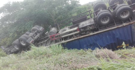 Camión cargado de cemento se vuelca en carretera de La Habana