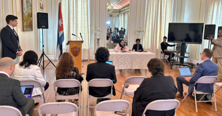 Régimen cubano dice respetar acuerdos migratorios con EE.UU. y acusa a Washington de provocar tensión militar
