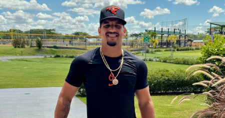 Lanzador cubano Naykel Cruz consigue su primera victoria en el sistema MLB