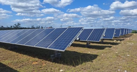 La UNE inaugura parques solares en Cuba, pero el déficit eléctrico se mantiene por encima de 1.500 MW