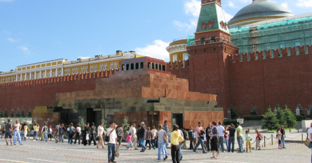 Miles de rusos acuden al mausoleo del Kremlin para despedirse de la momia de Lenin