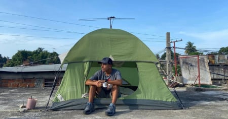 Joven guantanamero sobrevive a los apagones durmiendo un mes en la placa de su casa