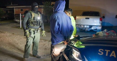 Jueza federal declara en desacato al Fiscal General de Florida por Ley de Inmigración