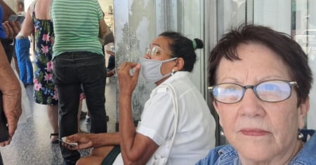 Periodista cubana denuncia odisea para cobrar su jubilación: "Tirada en el quicio de cualquier banco"