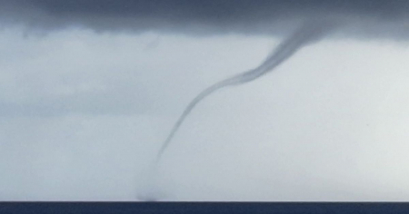 Avistan impresionante tromba marina cerca de Varadero