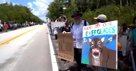 Ambientalistas protestan contra el proyecto de ICE "Alligator Alcatraz" en los Everglades 