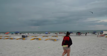 Rayo impacta a tres miembros de una familia en playa de Florida: Adolescente de 17 años es llevada al hospital