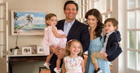 La fortuna del gobernador Ron DeSantis supera los 2 millones de dólares