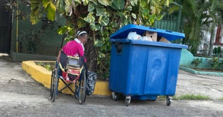 Corresponsal de CNN en Cuba desmiente al régimen: “Saqué a una mujer sin piernas de un contenedor de basura”