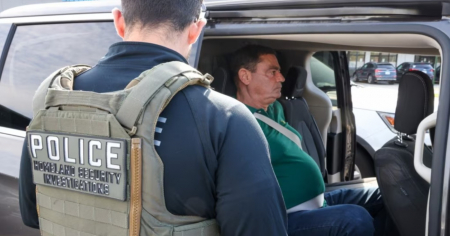 EE.UU. deporta a represor cubano detenido en Miami