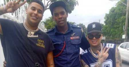 Foto de Dany Ome y Kevincito El 13 junto a un policía de tránsito en Cuba desata polémica y les llueven las críticas