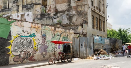 Locutora cubana lanza crítica sarcástica: “Cuba va como espiral hacia abajo, como rabo de cerdo”