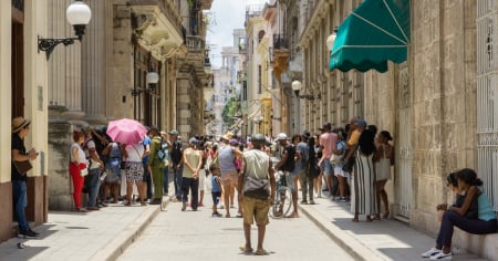 Más de la mitad de los cubanos en edad laboral no trabaja ni busca empleo